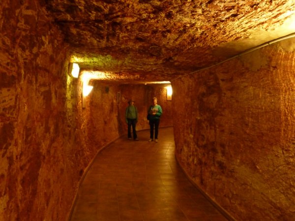 Опаловый подземный город Кубер-Педи в австралийской пустыне