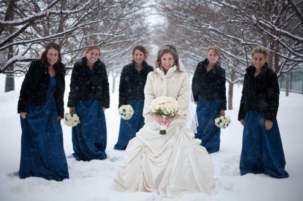 Жизнерадостные фотографии зимних свадеб