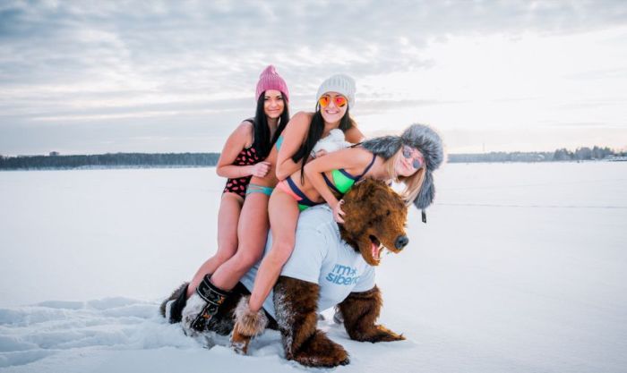 Девушки Сибири в купальниках на снегу