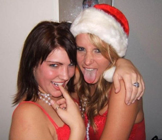 Пьяные девушки отрываются на Рождество