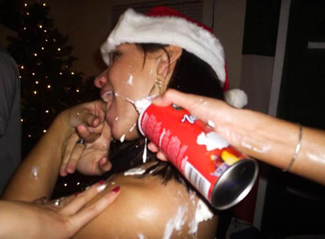 Пьяные девушки отрываются на Рождество