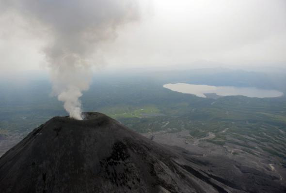 Самый высокий из действующих вулканов Евразии начал извергаться на Камчатке