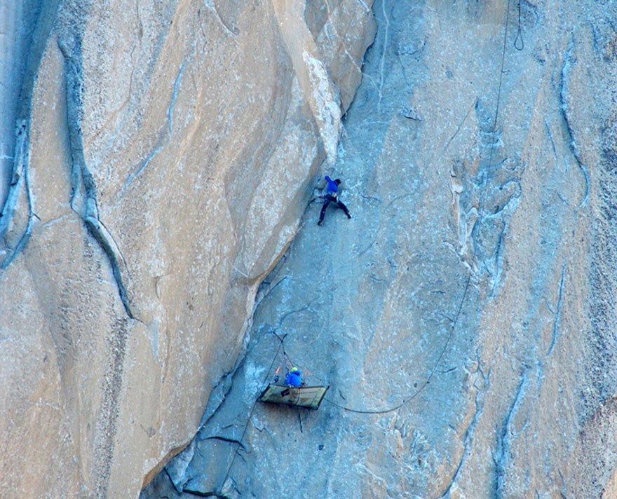 Двое альпинистов поднимаются по отвесной гранитной стене