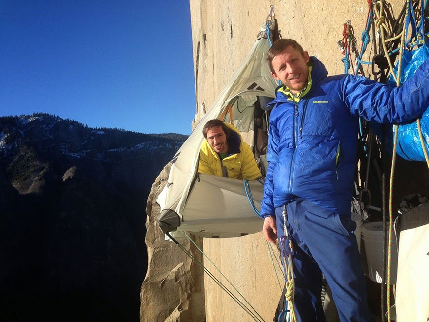 Двое альпинистов поднимаются по отвесной гранитной стене