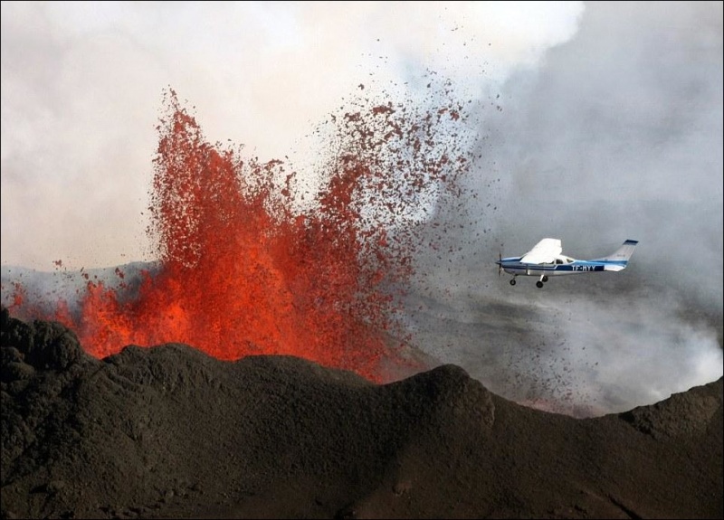 Экстремальный полет над извергающимся вулканом