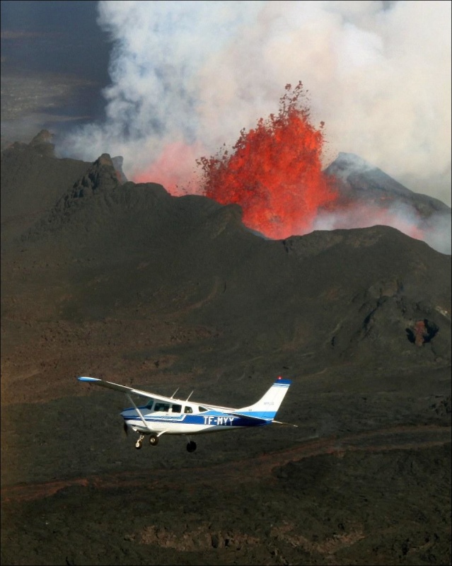 Экстремальный полет над извергающимся вулканом