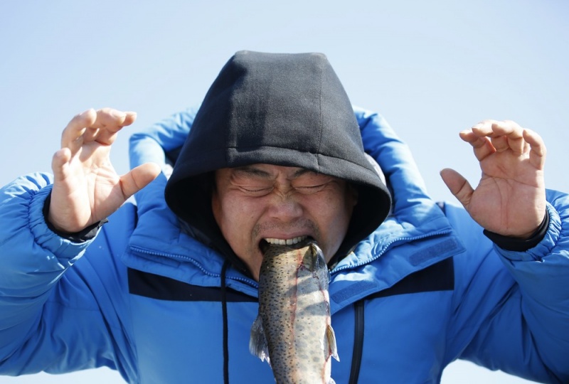 Ежегодный фестиваль подледной рыбалки в Южной Корее