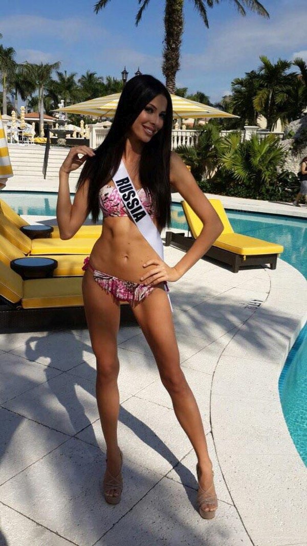 Дефиле девушек в купальниках на конкурсе Мисс Вселенная 2015