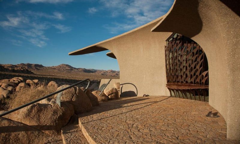 Фантастический дом в пустыне