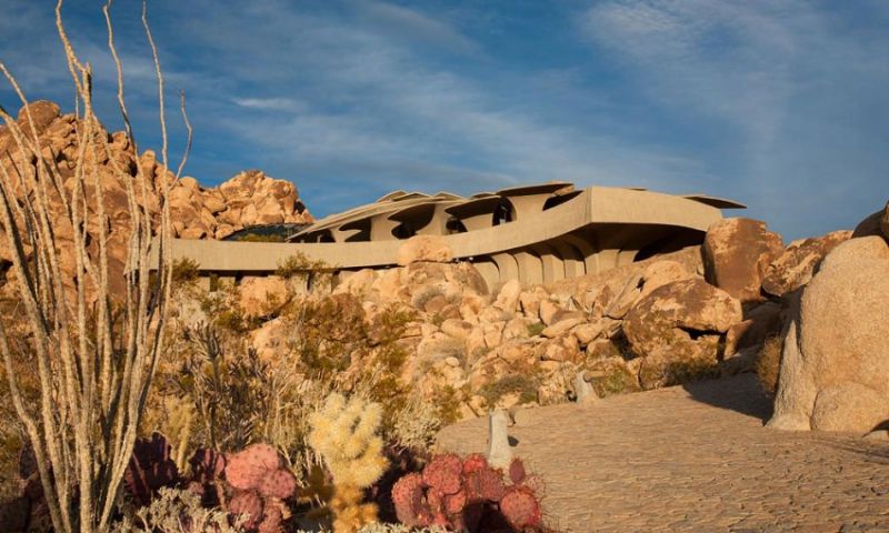 Фантастический дом в пустыне