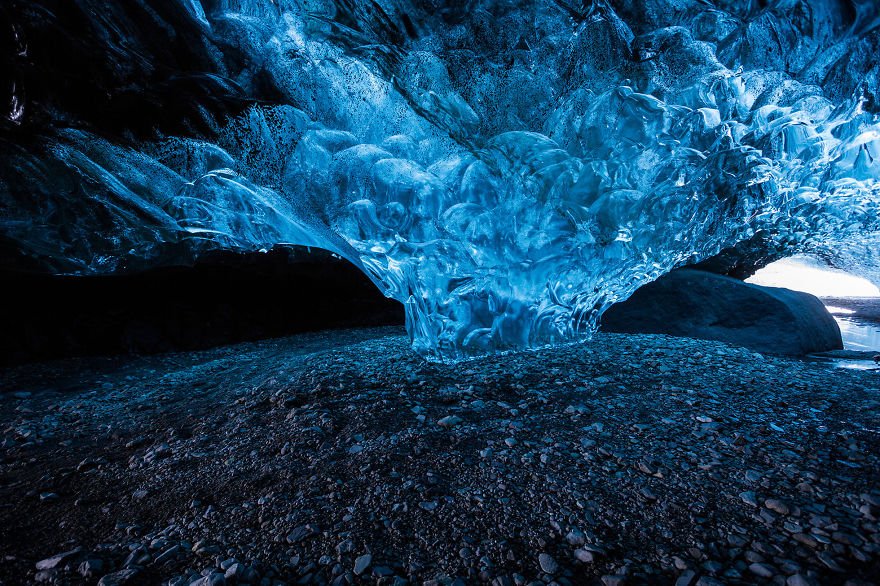 Красота ледяных пещер Исландии