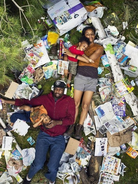 Американцы посреди недельного мусора
