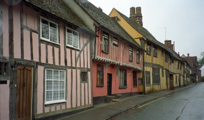 Кривая архитектура в английской деревне Лавенхэм
