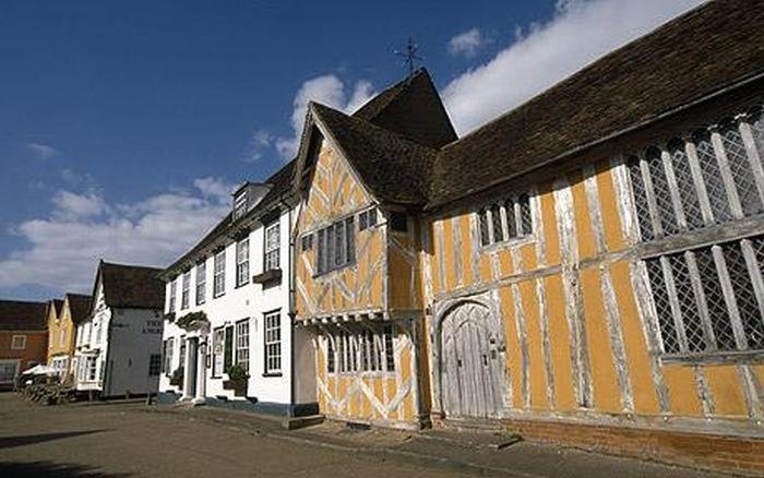 Кривая архитектура в английской деревне Лавенхэм