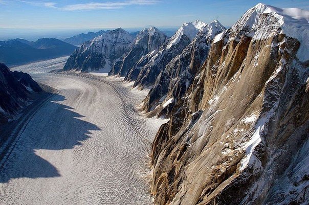 Необычное ущелье ледника Рут с движущимся льдом