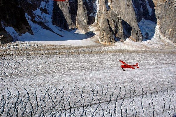 Необычное ущелье ледника Рут с движущимся льдом