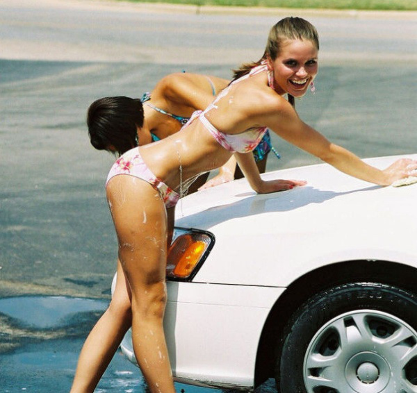 Красивые девушки моют автомобили