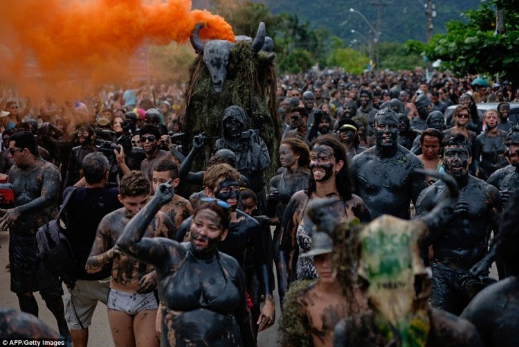 Как проходит грязевая вечеринка в Бразилии
