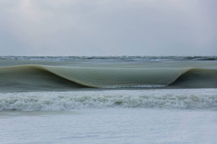 Замерзшие волны на берегу Атлантического океана