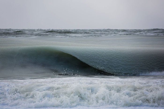 Замерзшие волны на берегу Атлантического океана