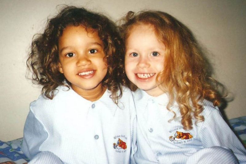 Мария и Люси - близняшки с разным цветом кожи