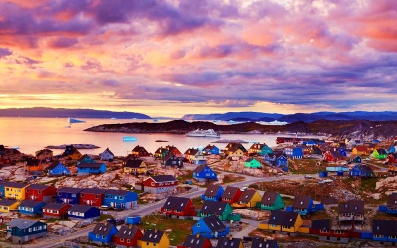 Красивый городок Ванигела в Гренландии