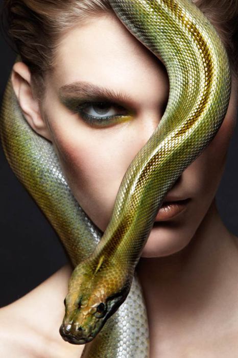 Женщины и змеи в объективе Александры Лерой