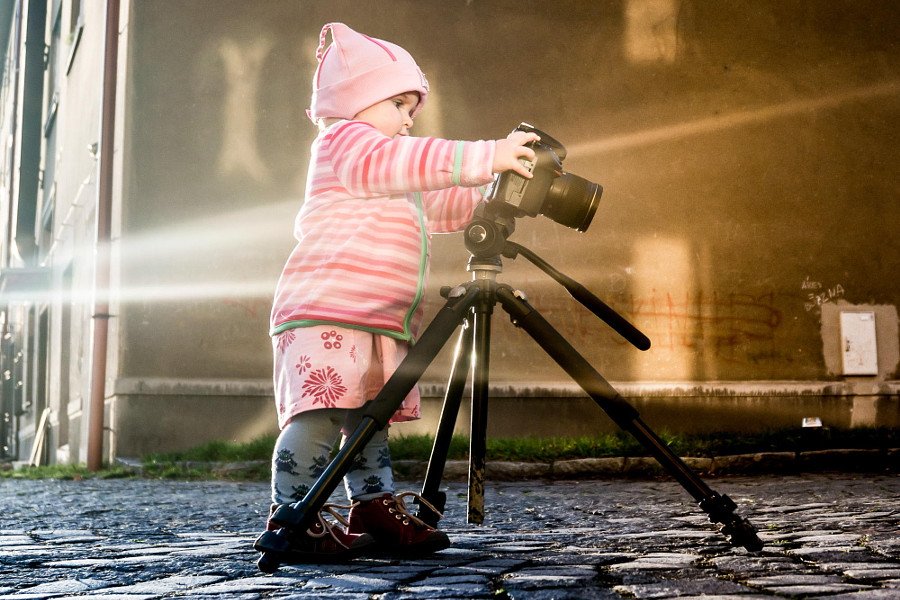 Очаровательное поколение юных фотографов за работой