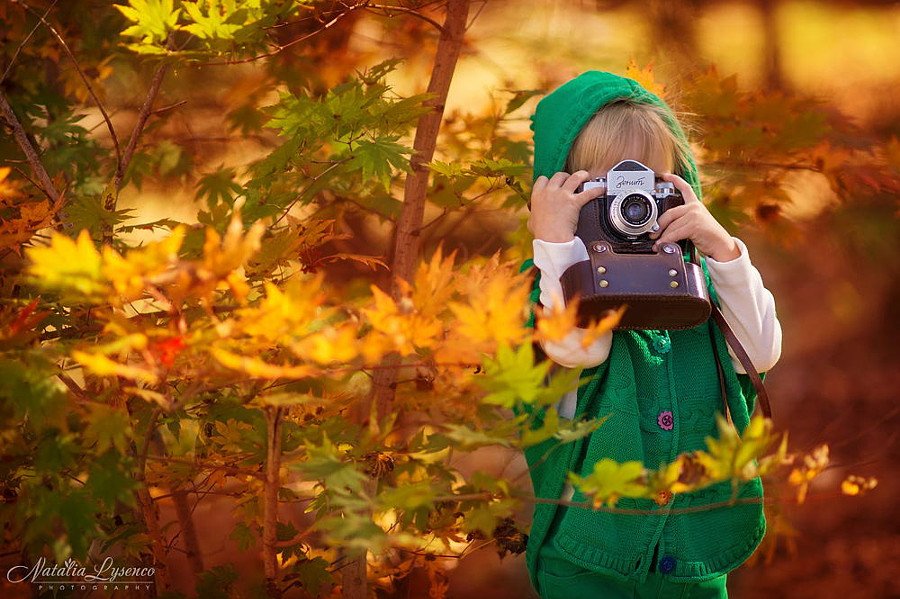 Очаровательное поколение юных фотографов за работой