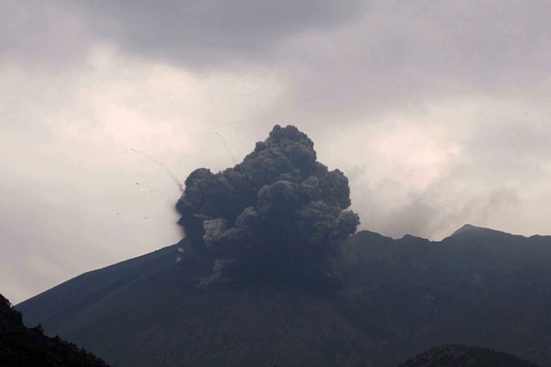 Молнии над возмущающимся вулканом Сакурадзима