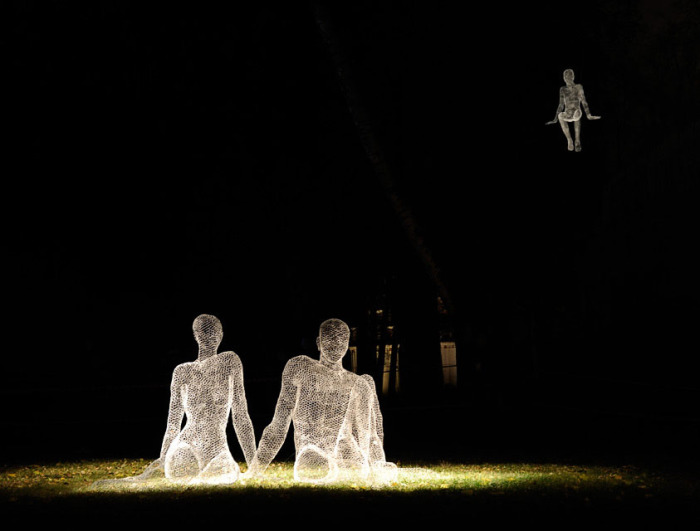 Светящиеся проволочные человеческие фигуры в воздухе