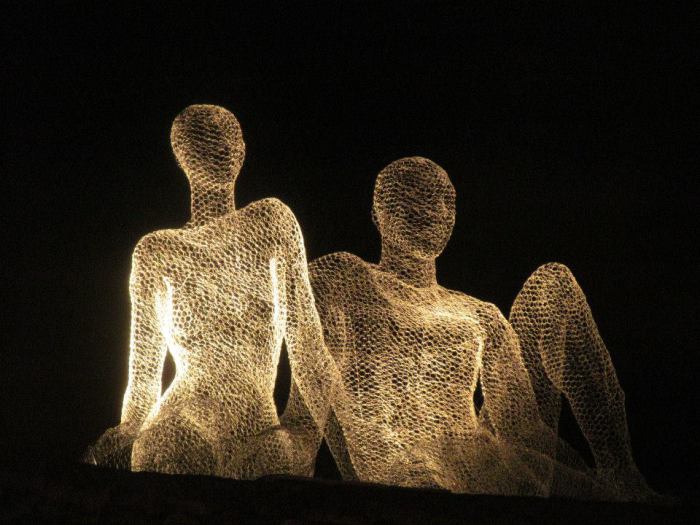 Светящиеся проволочные человеческие фигуры в воздухе