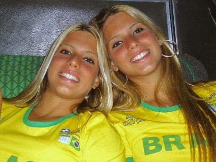 Симпатичные бразильские болельщицы