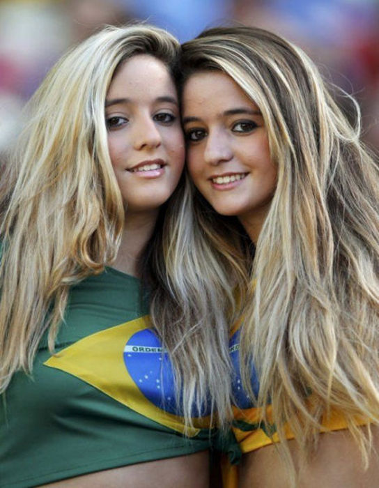 Симпатичные бразильские болельщицы