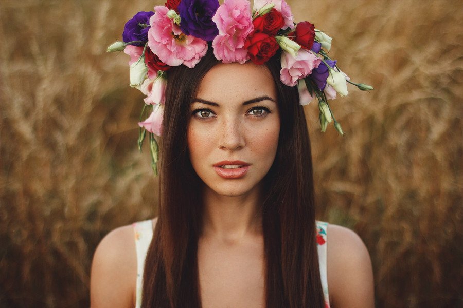 Женские портреты с цветочными коронами