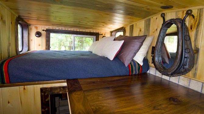Уютный домик из старого вагона в лесу