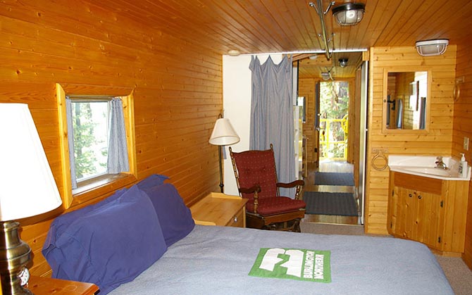 Уютный домик из старого вагона в лесу