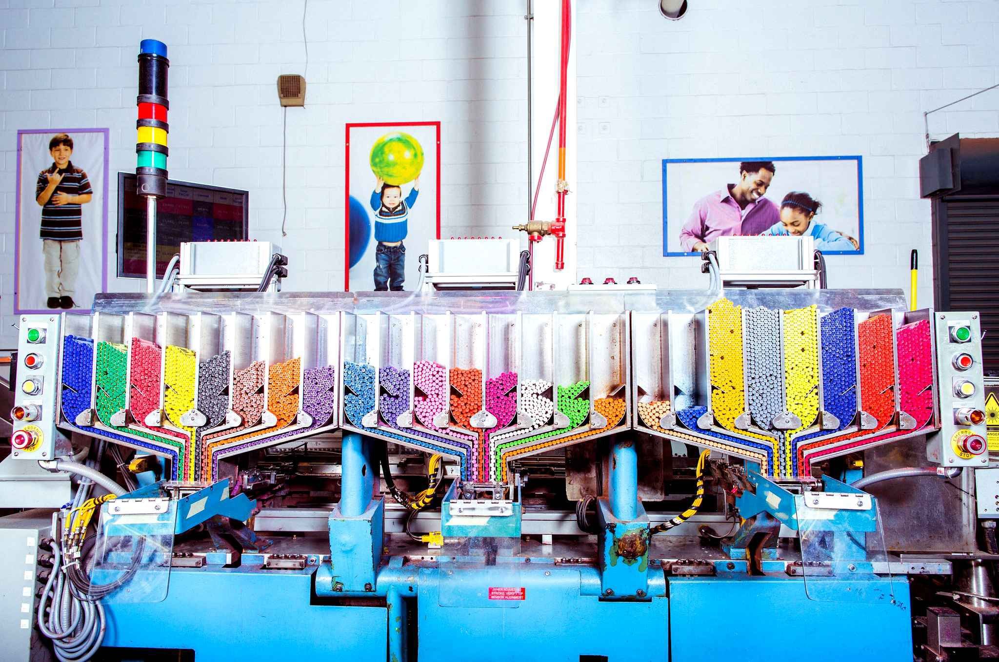 На заводе цветных мелков Crayola