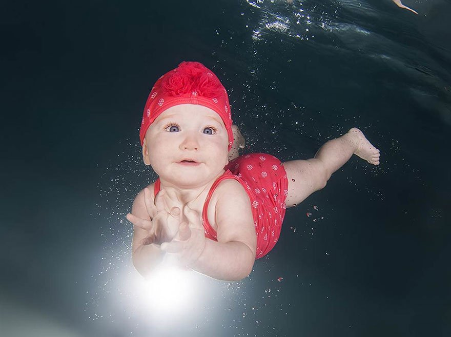Младенцы под водой в объективе Сета Кастила