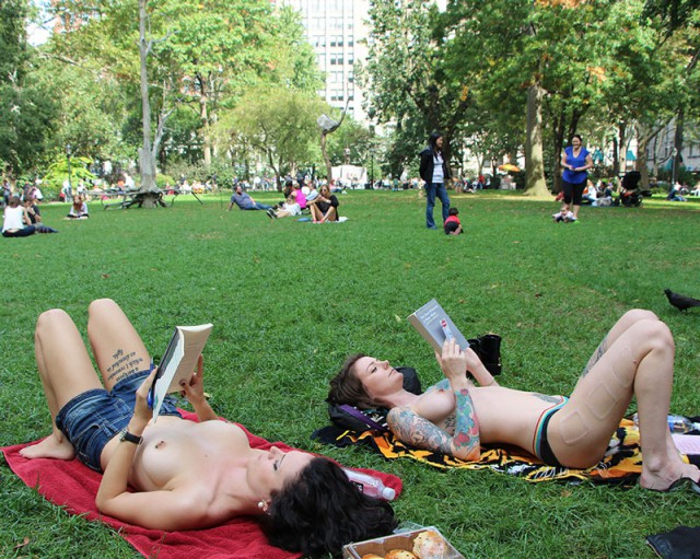 Девушки Нью-Йорка читают книги топлесс
