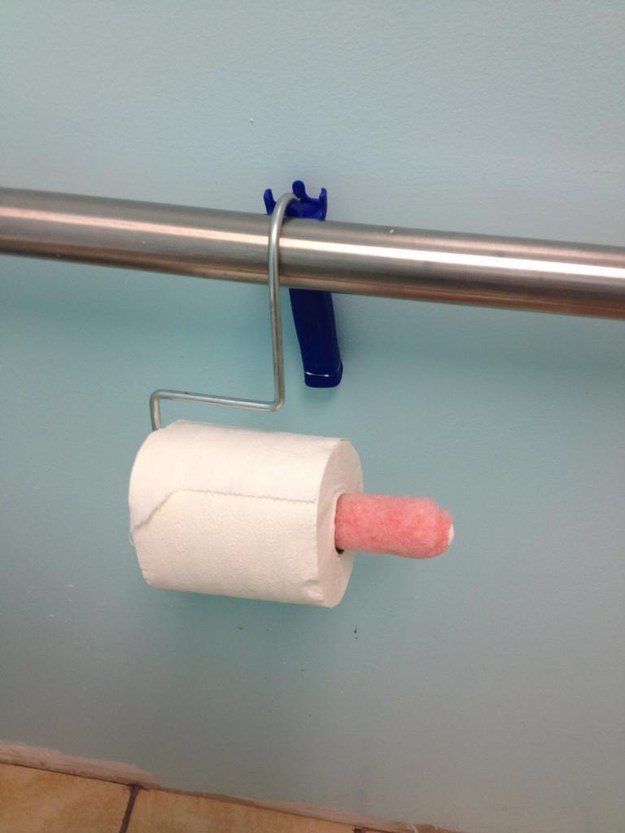 Прикольные держатели для туалетной бумаги