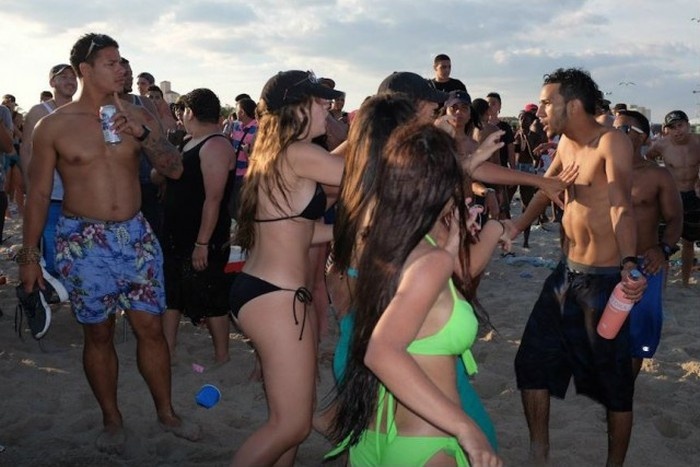 Как развлекаются американские студенты на пляже Майами