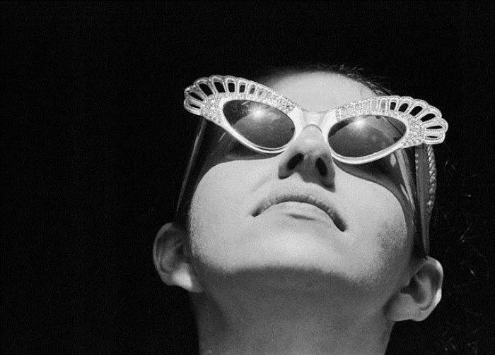 Солнцезащитные очки: модный аксессуар 60-х и 70-х годов