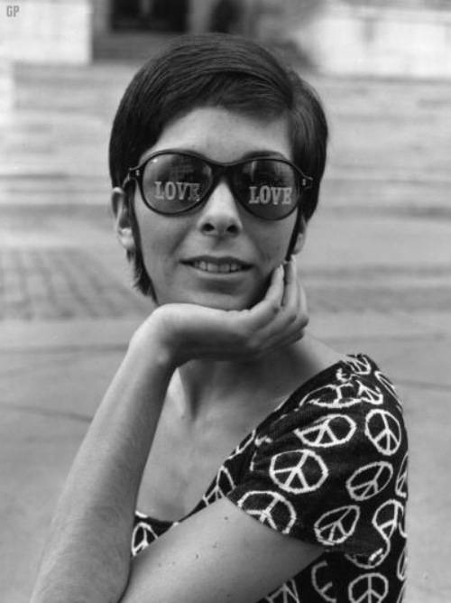 Солнцезащитные очки: модный аксессуар 60-х и 70-х годов