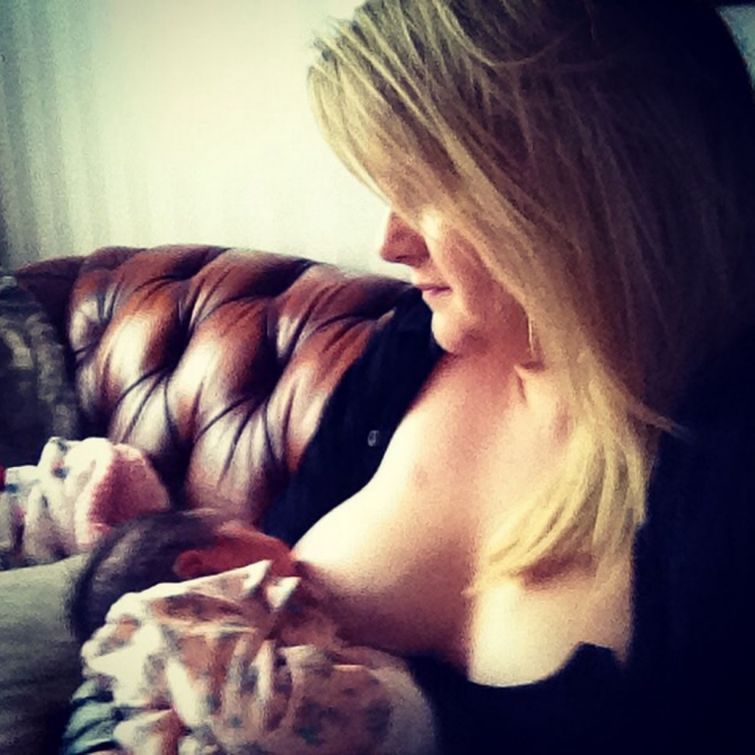 Brelfie: фотографии грудного вскармливания в Instagram