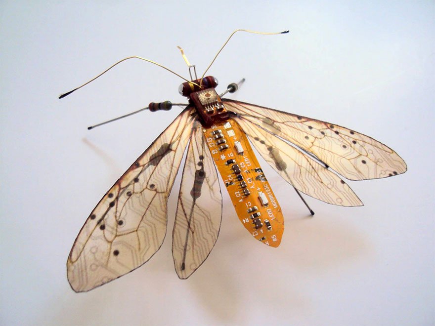 Миниатюрные насекомые из компьютерных компонентов