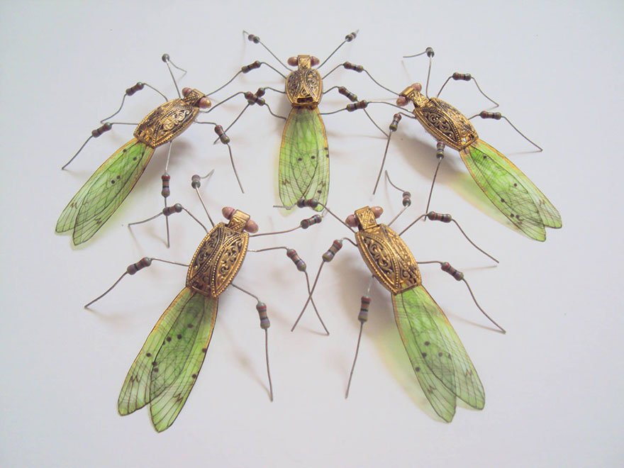 Миниатюрные насекомые из компьютерных компонентов