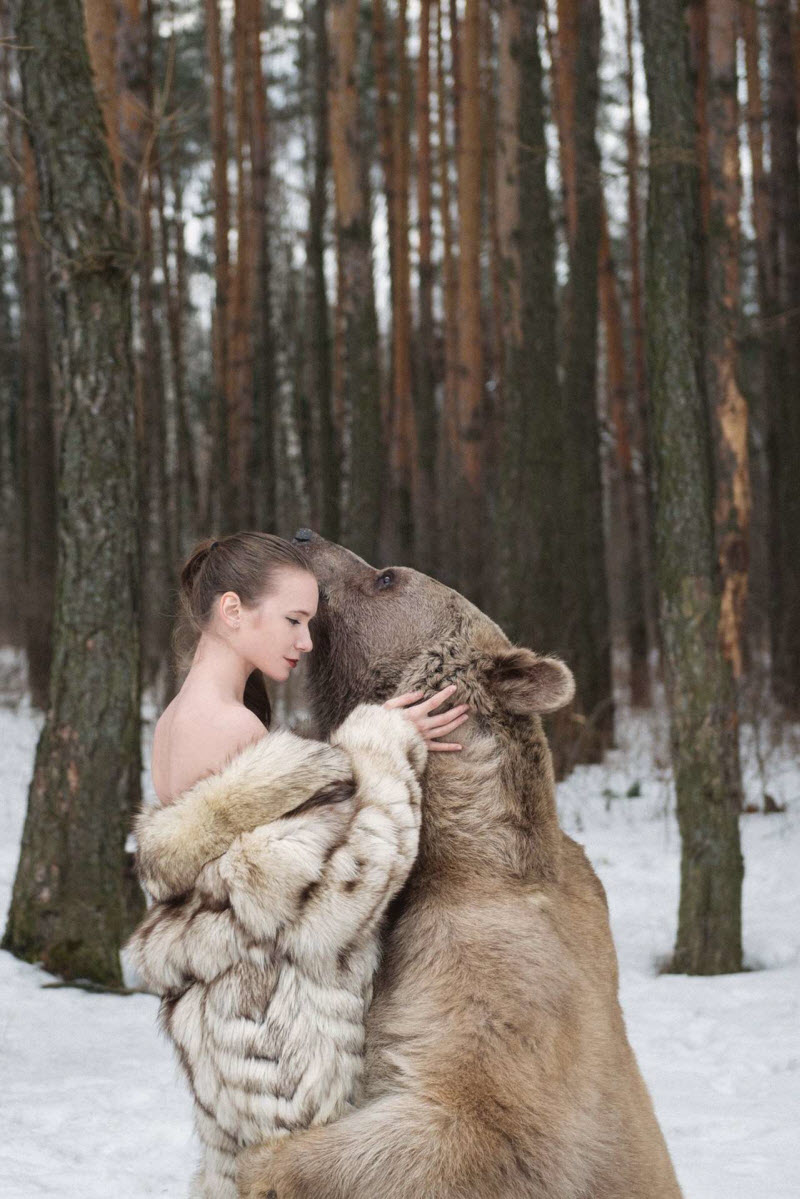 Русские фотомодели снялись в обнимку с медведем