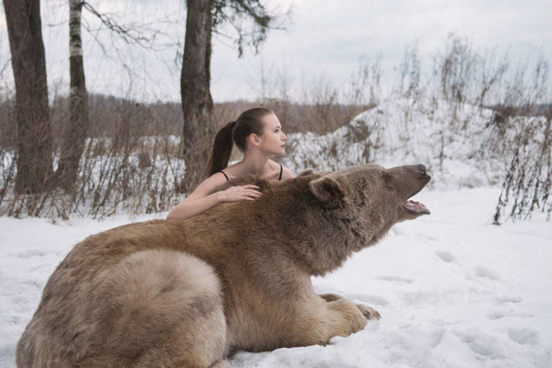 Русские фотомодели снялись в обнимку с медведем