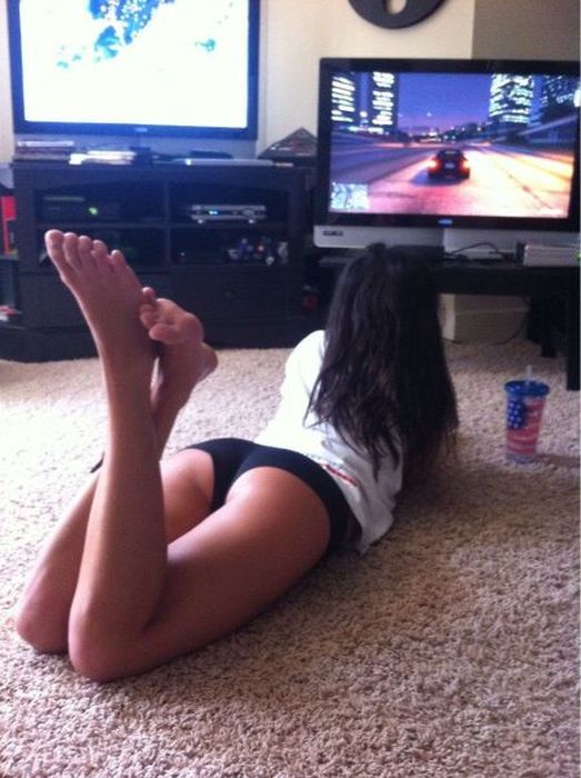 Симпатичные девушки играют в видеоигры